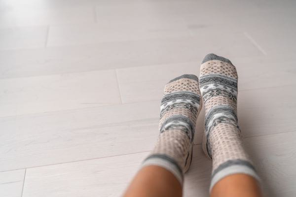 giving-socks-to-homeless giving-socks-to-homeless