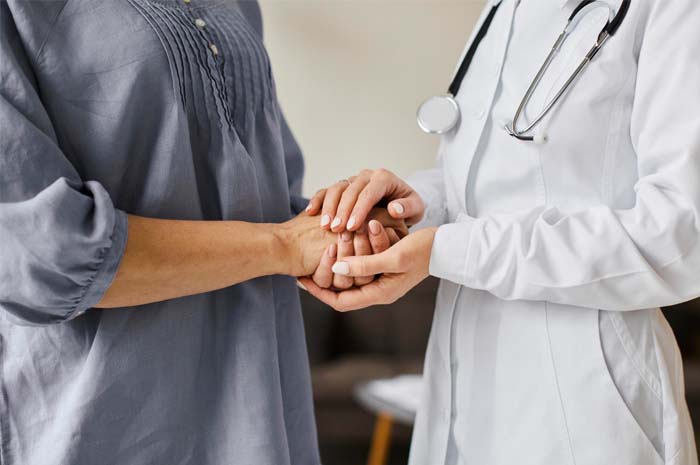 a doctor shaking hands with their patient, bipolar disorder treatment
